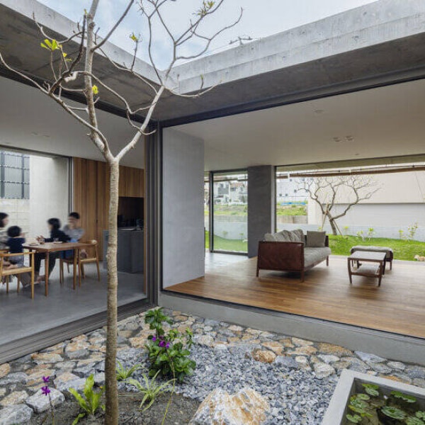 House in Nakagusuku thiết kế sân vườn và lớp “vỏ” bê tông vững chãi để chống lại thời tiết xấu